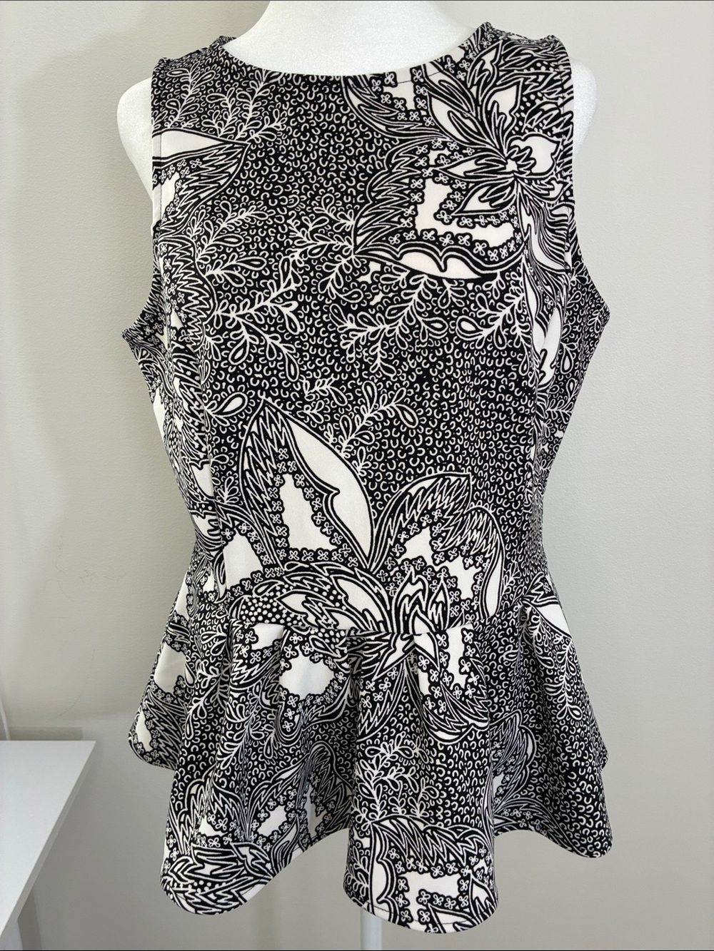 Worthington Sleeveless Black & White Floral Peplum Top